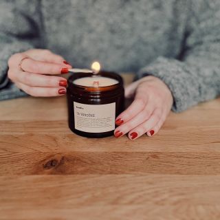 Nová sójovka, která připomíná Vánoce. Při jejím zapálení ucítíte sladkou vůni právě upečeného cukroví, čerstvě oloupaného...